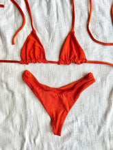 Load image into Gallery viewer, Orange Daisies
